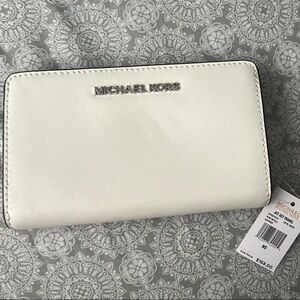 Michael Kors Ivory Leather Wallet never used. Original stuffing and tags